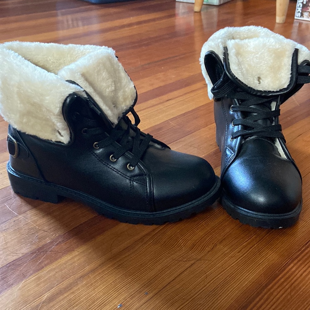 NEVER WORN winter boots